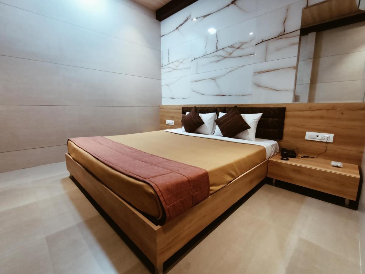 Hotel Prasad Nx Мумбай Екстериор снимка